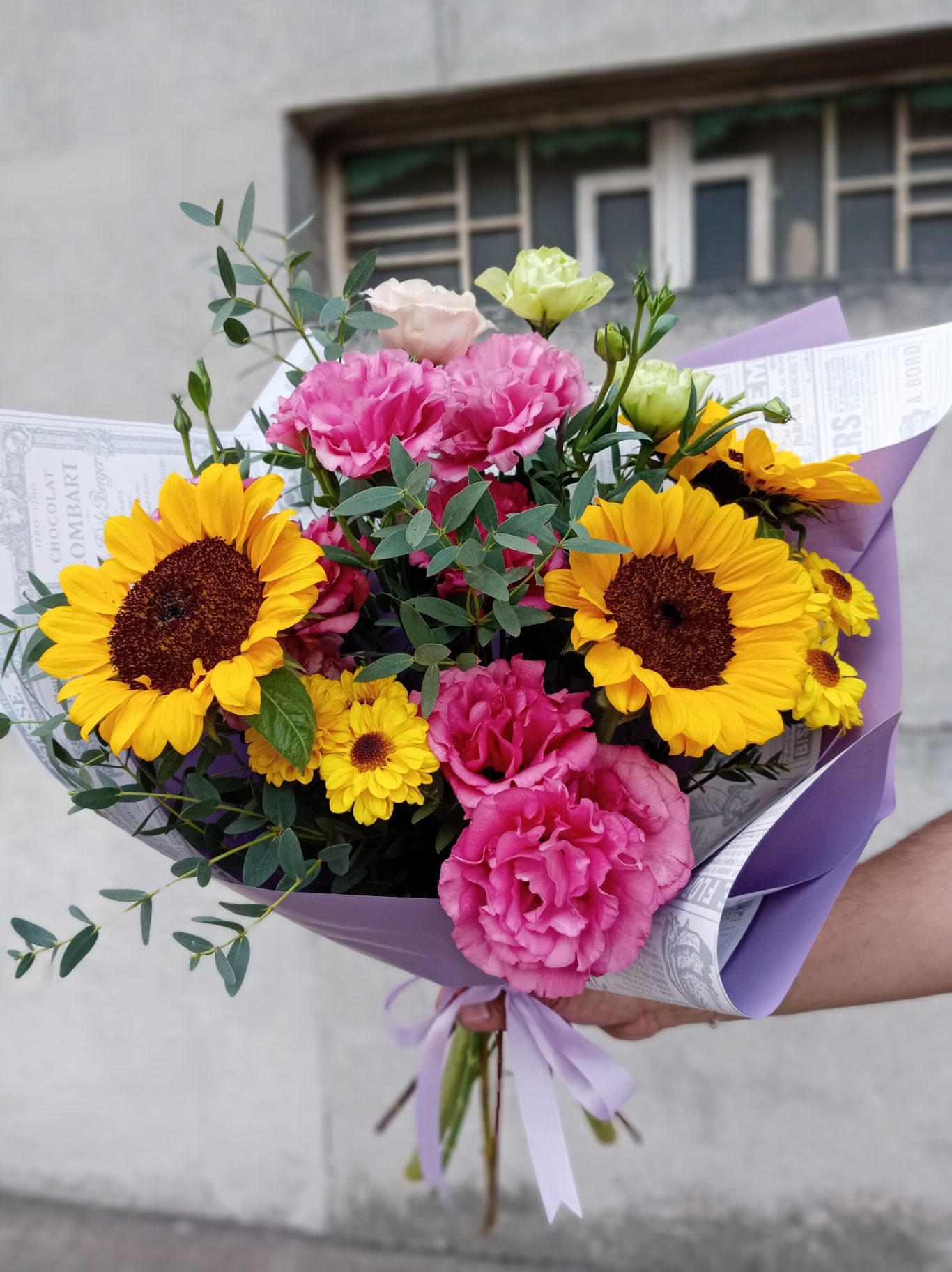 Ramo de flores coloridas con girasoles, claveles y eucalipto.