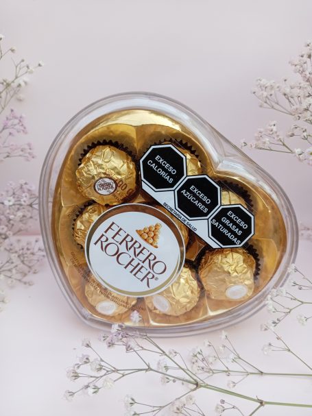 Caja en forma de corazón con chocolates Ferrero Rocher y una tarjeta de regalo.