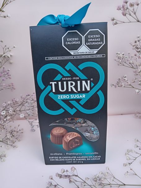 Caja de chocolates Turin cero azúcar con diseño elegante y listón azul.